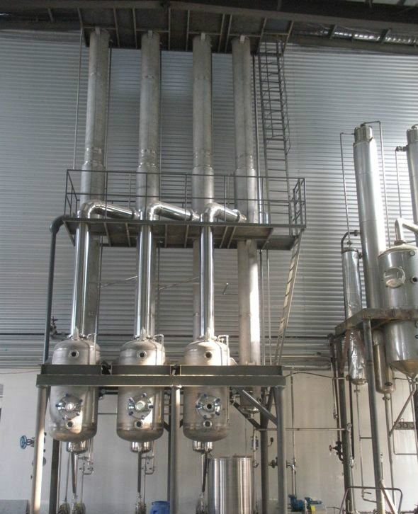 啤酒酵母粉三效降膜蒸发（fā）器现场图